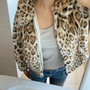 Leopard pälsjacka  - Jättefin och mjuk jacka i storlek S, i bra skick 🥰Jag brukar ha M i jackor och är 172, säljer då den är något liten på mig. Skriv för frågor! 