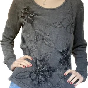 y2k Tröja - Jättesöt tröja med blommor på! Köpt secondhand🌸 Kontakta mig innan köp! :)