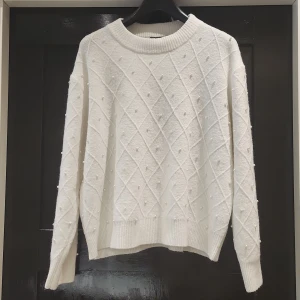 Kappahl tröja dtl L - Storlek Large från Kappahl. Använd två ggr. Köptes för ett år sedan men blev inte mer. Köpare står för frakt. använd. Så fin annars med pärlorna som är på tröjan. Fint skick! 