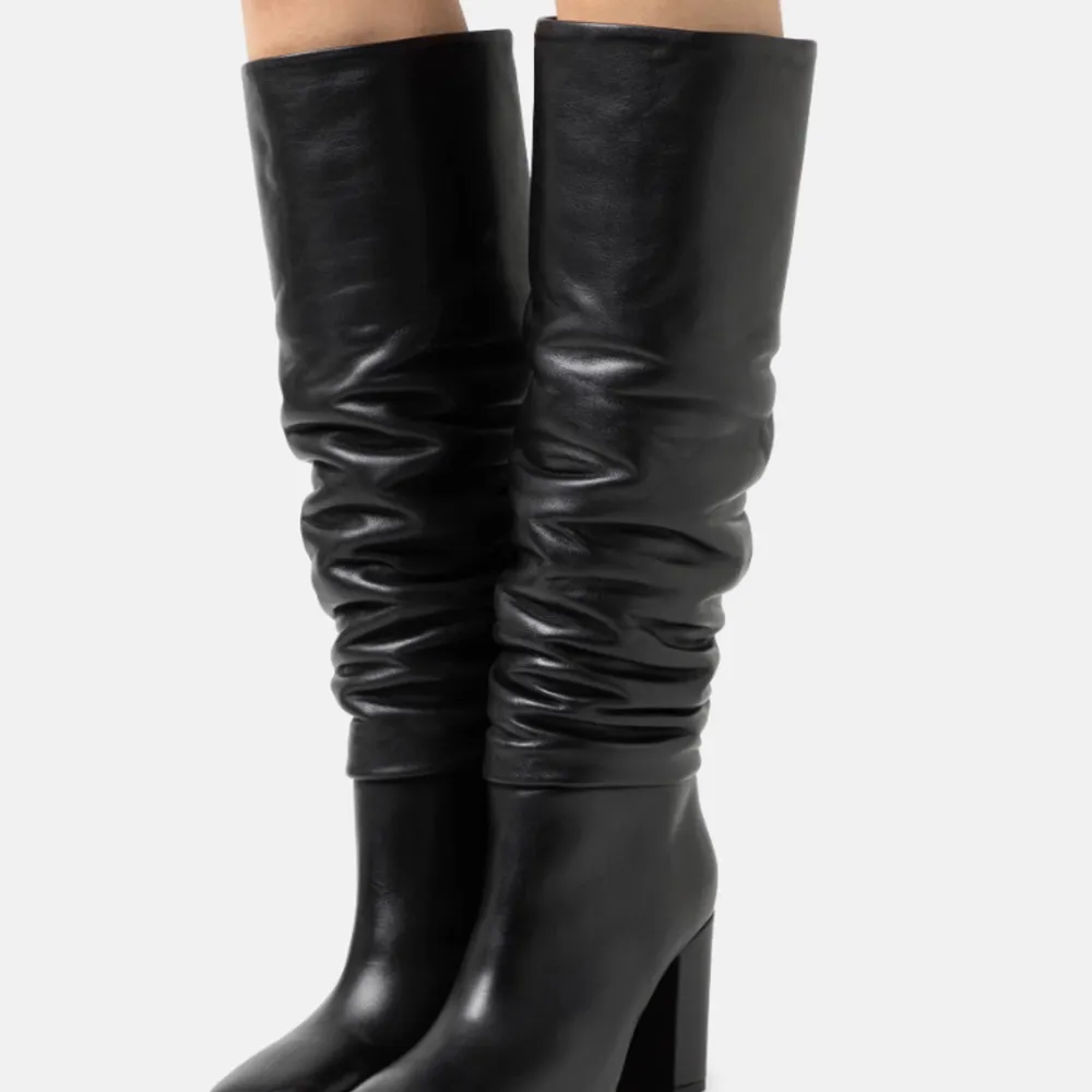 Nya stövlar från arket, slouchy leather boots black, storlek 39. Nypris 2950kr😊. Skor.