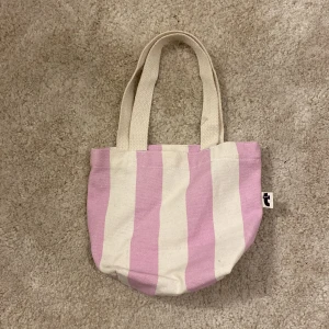  liten påse  -  liten rosa randig påse 