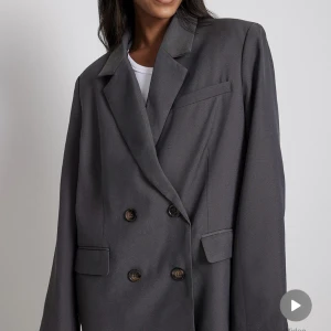 Kavaj - Säljer kavaj från na-kd nästan slutsåld, nypris: 799kr😍SÅ SNYGG! använd fåtal gånger💗 storlek 34 men passar även större då den är oversize