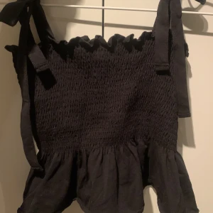 H&M - Svart topp ifrån H&M i strl M men som en S också, nyskick 🖤