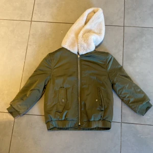 Vändbar jacka  - Vändbar jacka från Zara Grön Bombarjacka och vit pälsjacka.  Jackan är i mycket bra skick! 