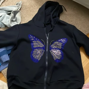 zip up - säljer denna jätte fina fjärilzip up hoodie då den inte passar mitt stil längre, säljer denna för 100kr och är använd runt 5 ggr❤️