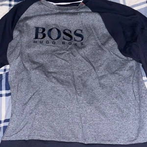 Hugo boss tröja - Använd ca 2-3 gånger, köpte för 999kr säljer för 400kr