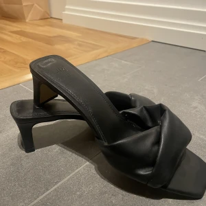 Klackskor  - Svarta klackskor med bred klack, säljer pga brist på användning. 