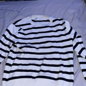 Hej säljer denna tröja för jag inte använder den är från zara använd 3gånger storlek 11-12 (152-158)