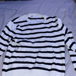 Svart och vitt tröja  - Hej säljer denna tröja för jag inte använder den är från zara använd 3gånger storlek 11-12 (152-158)