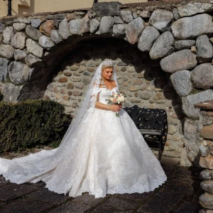 Bröllopsklänning  - Säljer nu min fina klänning som är köpt från luxurydresses! Stl.34-40 (korsett går att justera utefter passform)  Färg: cremevit Finns i: Södertälje & Borås (Skene) Klänning + slöja köpta för 21500kr Allt är kemtvättat!  