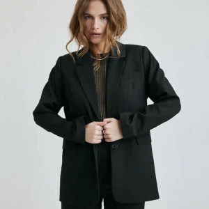 Svart kavaj från bikbok  - Säljer min svarta oversizedkavaj från bikbok som jag använt 3 ggr. Köpt för 699 säljer för 400 plus frakt 