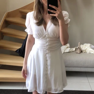 Studentklänning - Säljer min studentklänning som jag bara haft på mig en gång. Slutsåld på Zalando. Köpt för 600kr. Har även sytt vid midjan för att få den mer figursydd