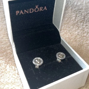 Pandora halo heart örhänge - Endast testade, nyskick. Originalbox medföljer.  Nypris 599kr