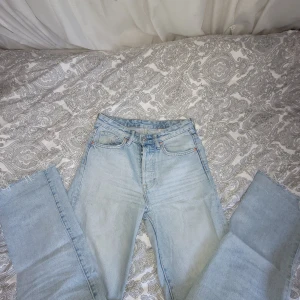 Mid waist Jeans - Säljer dessa jättefina midwaist jeans. De är tyvärr för små för mig, därav att ja säljer de. Skulle säga att dom är korta i benen och jag är 1,69