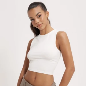 NLY TREND  - Jättesnygg vit topp från Nelly Trend💕har aldrig använt den! Storlek: M. Nypris: 229 kr 