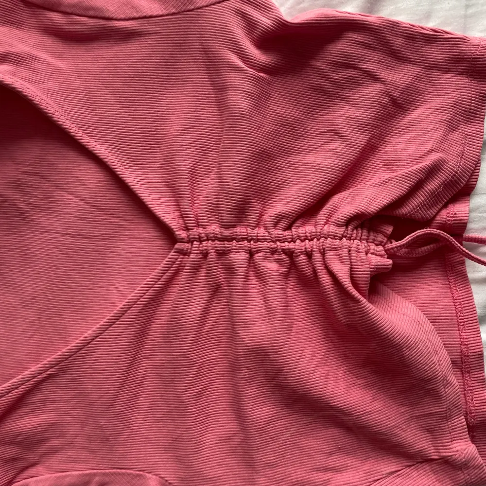 Jättefin topp i en ljus rosa färg💕 blir lite cropad med hjälp av dragskon.. T-shirts.