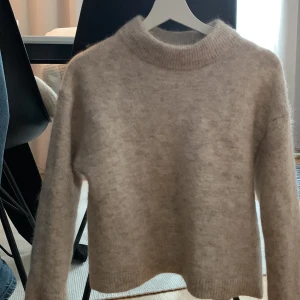 Stickad tröja - Jättefin stickad tröja. Strl M men väldigt liten i storleken. Passar xs eller xxs. 💗