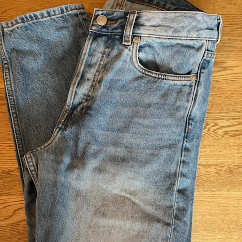 Jeans från arket - regular cropped W:28  Kan skicka fler bilder.. Jeans & Byxor.