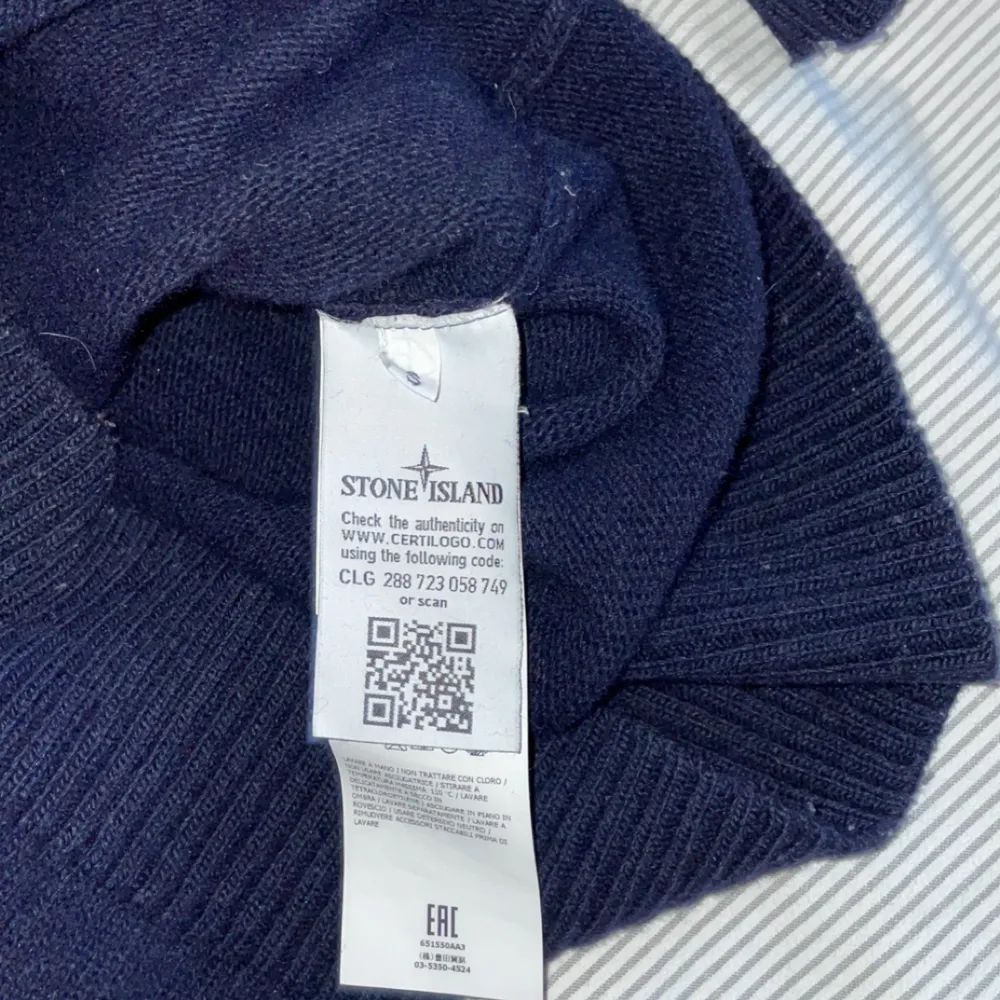 Hej, jag säljer nu denna fantastiska stickade stone island tröja. Den är mörkblå och har storlek 164-170 ungefär! Den har inga hål eller nått märke nånstans så hör av er vid intresse! (Äkta såklart- scankoden finns) först till kvarn!. Hoodies.