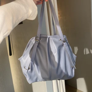 Väska - Sååå fin väska som jag bara använt två gånger så den är i mycket bra skick❤️