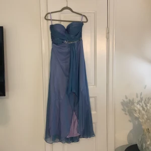 Balklänning  - Min fantastiska balklänning. Använd 2 gånger. Storlek S. Passar tyvärr inte mig längre. Passar mig som är 176cm lång (behöver ej ha klackar om jag inte vill). Inga axelband.