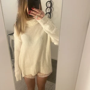 Vit stickad - Stickad tröja med polo i jättebra skick, köparen står för frakt 💕