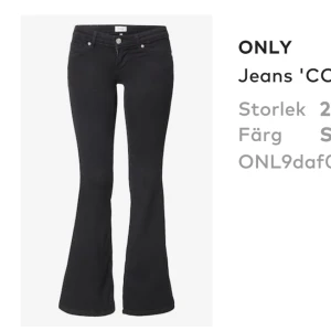 Only jeans lowwaist  - Lowwaist jeans från only med slit vid benen. endast testade, storlek 28/32 men liten i storleken (jag brukar ha 27) och  korta på mig som är 164  ❤️