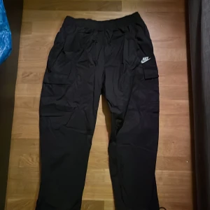 Nike cargo byxor till ett bra pris🤝😁🤝 - Säljer dessa Nike byxor till ett jätte bra pris och dem är knappt använda samt att dem är jättesköna att ha på sig, nypris är 750kr. Storlek L