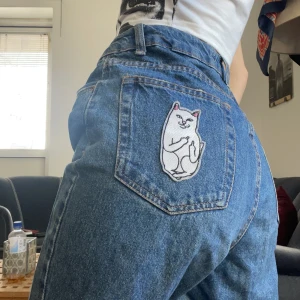 Momjeans  - Jeans från bershka med rip N dip märke som jag själv sytt på, enkelt att sprätta bort om du inte vill ha kvar den!