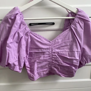 Sommar topp  - Söt sommar topp från Gina inköpt förra sommaren 🥰 Endast använd en gång! Fraktkostnad tillkommer 