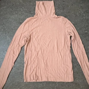 Polo tröja  - Vet inte vart denna är köpt. Storlek S och använt ett par gånger.  För mer bilder eller information är det bara att höra av sig 😊