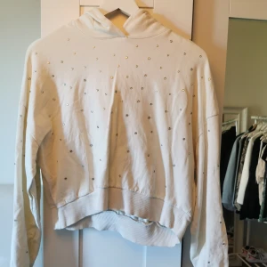 Luvtröja  - Vit luvtröja med diamanter. Gott skick. 