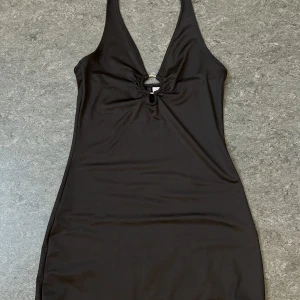 Klänning - Klänning från H&M. Aldrig använt. Storlek S. För mer bilder eller information är det bara att höra av sig 😊