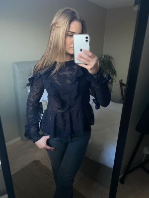 Hm blus - Jättebra skick! Storlek 38 men passar 36. Mörkblå!