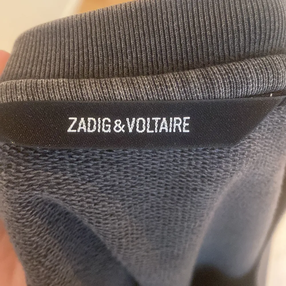 Sweatshirt från zadig & Voltaire🫶🏻Står ingen storlek men jag är 167cm lång och brukar ha S/xs för referens💛Fint skick!. Tröjor & Koftor.