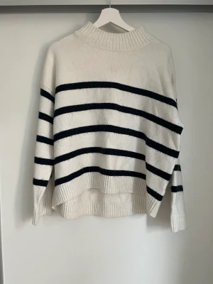 Randig stickat tröja  - Jätte fin på!!!💕💕💕