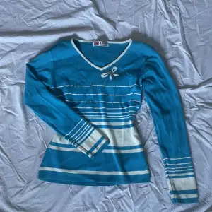 Second hand köpt.  Inga hål, bra kvalitet. Ljus blå söt vintage tröja.