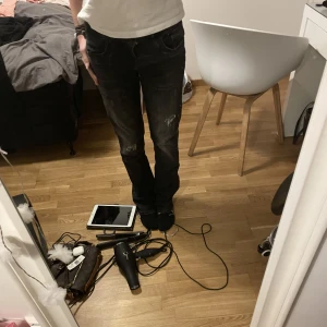 Intressekoll - Intresse koll på dess mörkgråa ltb jeans med slitningar. För stora på mig.( min storlek finns i min bio) köptes på about you i december (nyskick) endast använda några få gånger. Kan tänka mig byta, bara att ställa frågor 💞