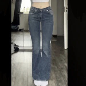 Jeans - Jätte fina midwaist jeans från Gina tricot, det finns ett snöre runt midjan för att kunna göra det tajtare, alltså är det klippt i byxorna. Skriv om ni har frågor <3
