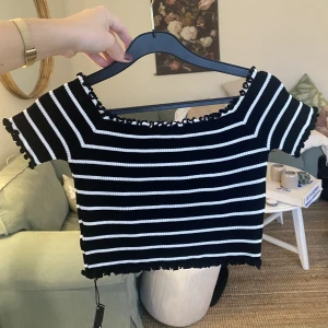 Randig croptop - Randig off shoulder croptop.