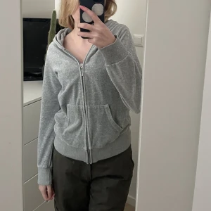 Grå zip hoodie - Storlek XS. Skriv till mig privat för fler bilder eller om du har några frågor .