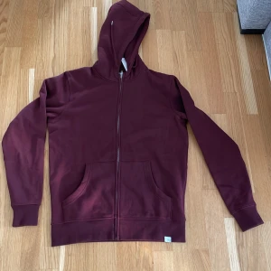 Zip hoodie  - Säljer min vin röda hoodie för den var för liten jag har i vanliga fall L och den här är m pris kan diskuteras möts upp i Uppsala 