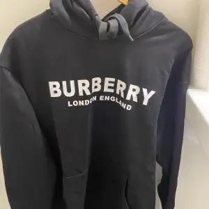Märke: Burberry Storlek: L Helt ny hoodie, säljer p.g.a av storlek. 