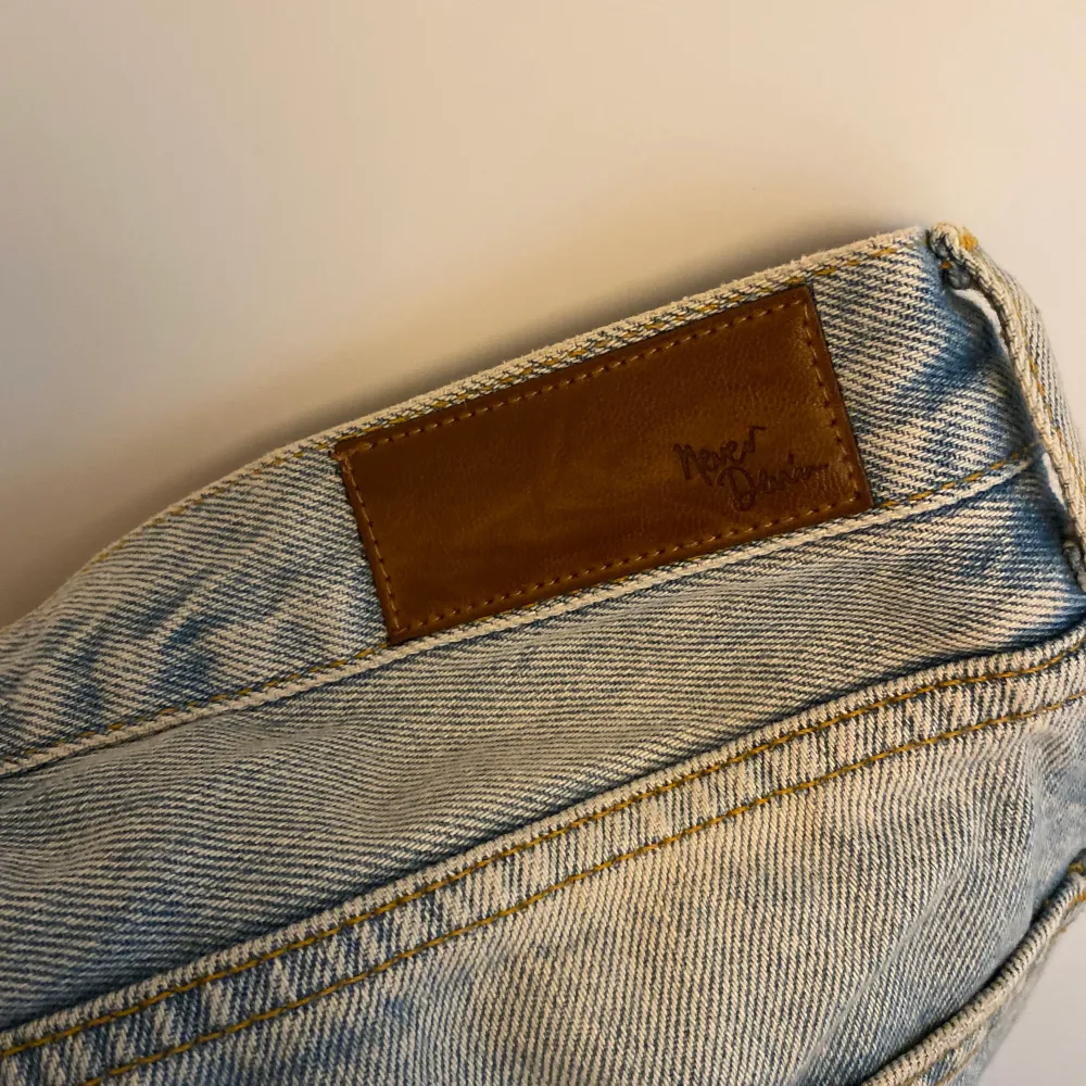 Ljusblå jeans i rak modell som smalnar av nedtill. Säljer pga har blivit för små för mig! Bra skick. . Jeans & Byxor.