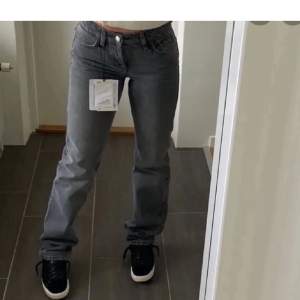 Säljer mina populära lågmidjade zara jeans som inte säljs längre!💗storlek 38 men passar 36 också💕