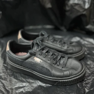 Puma sneakers  - Ett par Puma sneakers i stl 38 som är i bra skick, säljs för 150 kr. Står ej för frakten.
