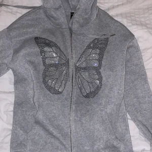 Zip up hoodie  - Säljer denna zipen från shein. Den är väldigt lite använda storlek xs men skulle säga den passar xs-m beroende på hur man vill den ska sitta! Köparen står för frakt 📦 