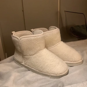 Uggs  - Säljer dessa suuupersköna uggsliknande skor  i teddymaterial från H&M, använda bara några gånger💖Hör av dig för frågor eller fler bilder!☺️