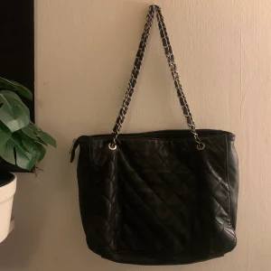 Väska - Säljer denna rymliga väska med tre stora fack, passar till allt och är super söt!🫶🏻