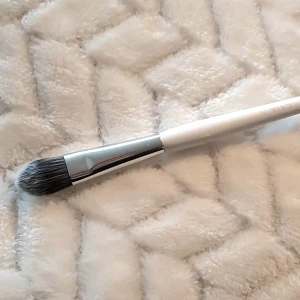 CAIA Concealer Brush/Pensel F11 - Använd någon gång, rengjord såklart. Fraktsumman blir 10kr vid direkt swish(skickas med frimärke) välj ej Köp Nu isåfall. Samfraktar för minsta möjliga frakt kostnad för dig. Kontakta mig angående detta